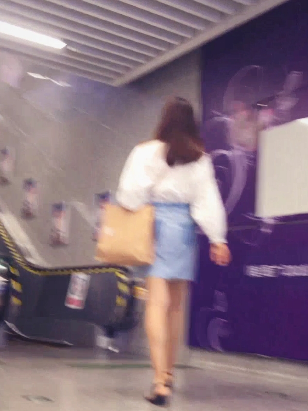 学生妹抄底盛宴合集1229V183G饱满诱人