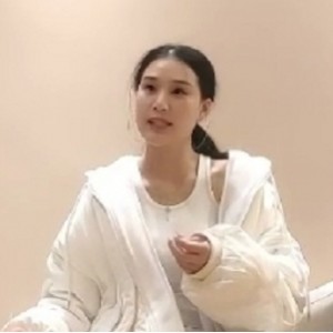 直播平台边缘女神双人互动1V561M丰腴撩人