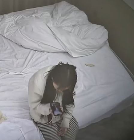 酒店拍摄71号房秃顶大叔嫩妹两小时私密较量实录1V2.38G手法老练